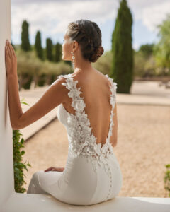 Robe de Mariée Sylas collection Adriana Alier 2026. Robe sirène simple et dentelle dos nu. Essayer boutique mariage showroom Paris
