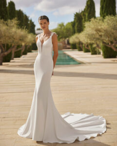 Robe de Mariée Sylas collection Adriana Alier 2026. Robe sirène simple et dentelle dos nu. Essayer boutique mariage showroom Paris
