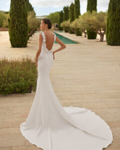 Robe de Mariée Sylas collection Adriana Alier 2026. Robe sirène simple et dentelle dos nu. Essayer boutique mariage showroom Paris