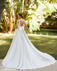 Robe de Mariée Zuley Adriana Alier 2026. Robe classique volume satin décolleté et noeud. Essayer RDV boutique mariage showroom Paris