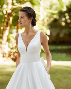 Robe de Mariée Zuley Adriana Alier 2026. Robe classique volume satin décolleté et noeud. Essayer RDV boutique mariage showroom Paris