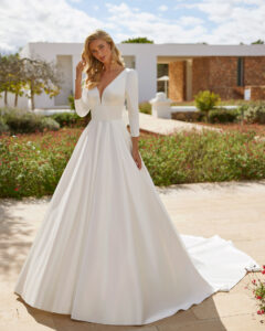 Robe de Mariée Zuley Adriana Alier 2026. Robe classique volume satin décolleté et noeud. Essayer RDV boutique mariage showroom Paris