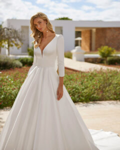 Robe de Mariée Zuley Adriana Alier 2026. Robe classique volume satin décolleté et noeud. Essayer RDV boutique mariage showroom Paris