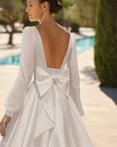 Robe de Mariée Zuley Adriana Alier 2026. Robe classique volume satin décolleté et noeud. Essayer RDV boutique mariage showroom Paris