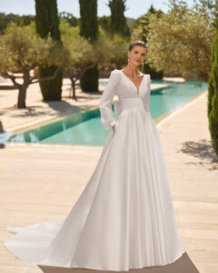 Robe de Mariée Zuley Adriana Alier 2026. Robe classique volume satin décolleté et noeud. Essayer RDV boutique mariage showroom Paris