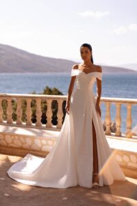 Robe de mariée Sirius. Robe glamour brocart blanc col bardot bustier sexy fente fendue. Essayer boutique mariage Paris showroom RDV