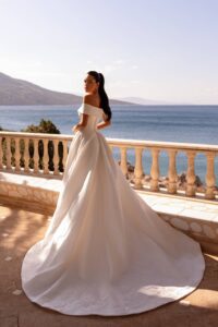 Robe de mariée Sirius. Robe glamour brocart blanc col bardot bustier sexy fente fendue. Essayer boutique mariage Paris showroom RDV
