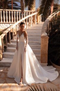 Robe de mariée Antares. Robe glamour brocart blanc fines bretelles sexy fente fendue. Essayer boutique mariage Paris showroom RDV