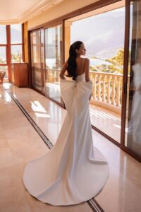 Robe de mariée Alhena. Robe glamour satin blanc fines bretelles sexy près du corps. Essayer boutique mariage Paris showroom RDV