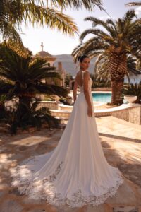 Robe de mariée Persée. Robe fluide crepe haut sexy dentelle et traine dentelle. Essayer boutique mariage Paris showroom RDV