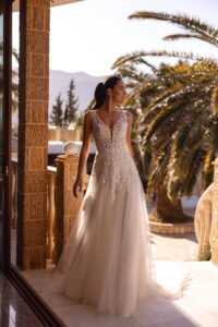 Robe de mariée Adhara. Robe A line dentelle 3d relief grosses fleurs pétales. Essayer boutique mariage Paris showroom RDV