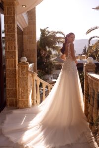 Robe de mariée Adhara. Robe A line dentelle 3d relief grosses fleurs pétales. Essayer boutique mariage Paris showroom RDV