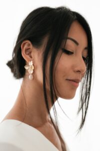 Boucles d'oreille Pétales dorés et perle. Bijou mariage petit prix. Accessoire de mariée. Acheter en ligne eshop et boutique showroom Paris