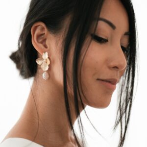Boucles d'oreille Pétales dorés et perle. Bijou mariage petit prix. Accessoire de mariée. Acheter en ligne eshop et boutique showroom Paris