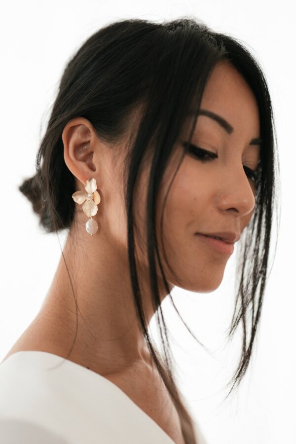 Boucles d'oreille Pétales dorés et perle. Bijou mariage petit prix. Accessoire de mariée. Acheter en ligne eshop et boutique showroom Paris