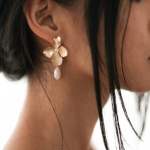Boucles d'oreille Pétales dorés et perle. Bijou mariage petit prix. Accessoire de mariée. Acheter en ligne eshop et boutique showroom Paris