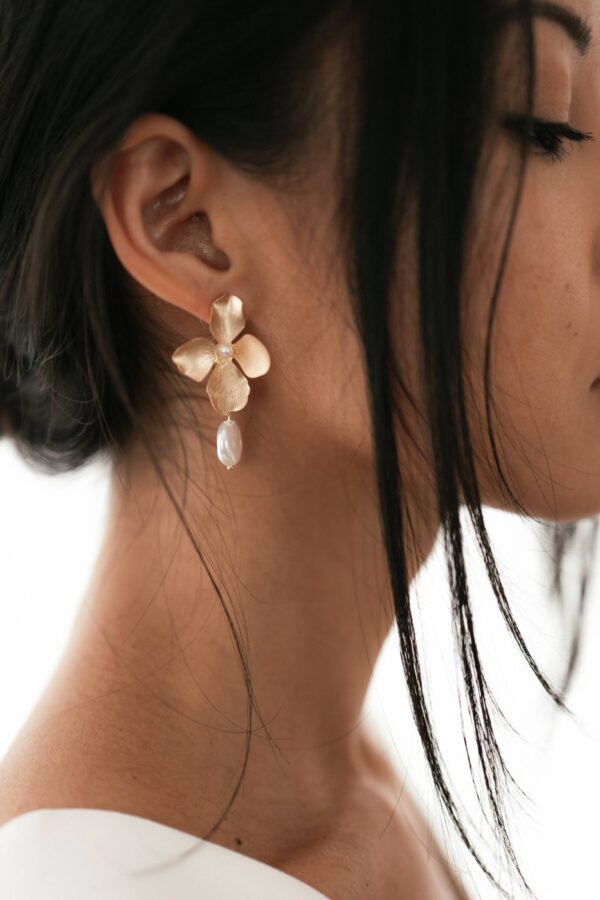 Boucles d'oreille Pétales dorés et perle. Bijou mariage petit prix. Accessoire de mariée. Acheter en ligne eshop et boutique showroom Paris