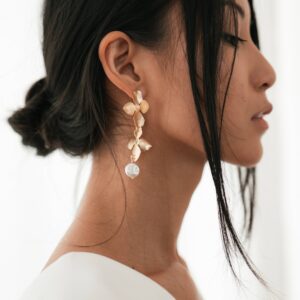 Boucles d'oreille longues Pétales dorés et perle