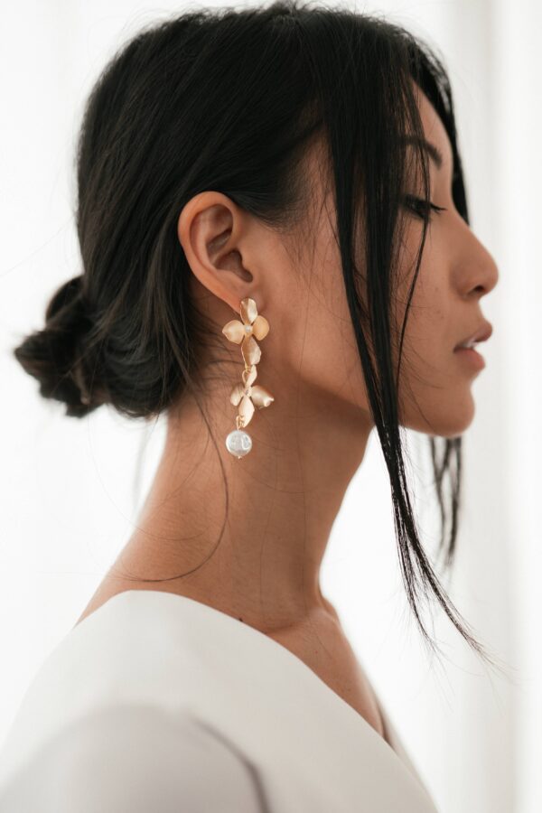 Boucles d'oreille longues Pétales dorés et perle