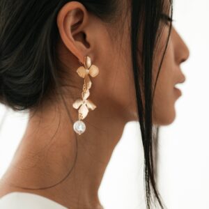 Boucles d'oreille longues Pétales dorés et perle. Bijou mariage petit prix. Accessoire de mariée. Acheter en ligne eshop et boutique showroom Paris
