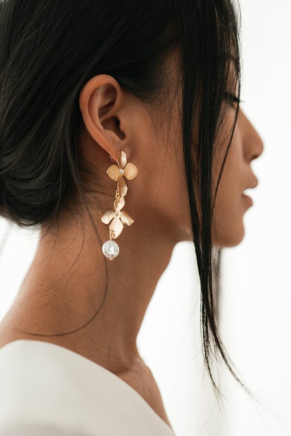 Boucles d'oreille longues Pétales dorés et perle. Bijou mariage petit prix. Accessoire de mariée. Acheter en ligne eshop et boutique showroom Paris