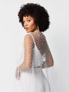 Cape longue de Mariée ornée de perles. Poirier. Châle, boléro, étole, cape mariée blanche accessoire mariée. Acheter boutique mariage Paris. En ligne