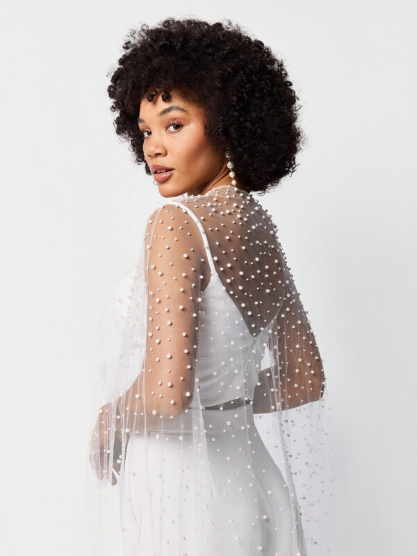 Cape longue de Mariée ornée de perles. Poirier. Châle, boléro, étole, cape mariée blanche accessoire mariée. Acheter boutique mariage Paris. En ligne