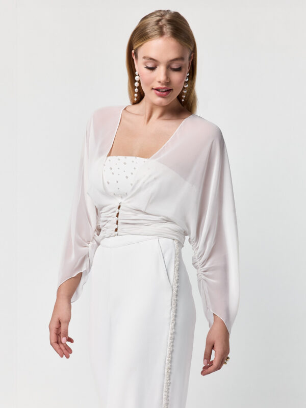 Cardigan de Mariée mousseline blanc cassé. Châle, boléro, étole, cape mariée blanche accessoire mariée. Acheter boutique mariage Paris. En ligne