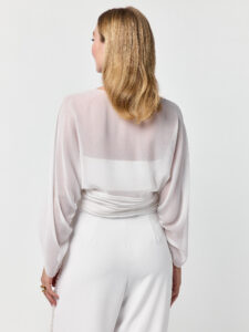 Cardigan de Mariée mousseline blanc cassé. Châle, boléro, étole, cape mariée blanche accessoire mariée. Acheter boutique mariage Paris. En ligne