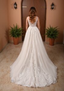 Robe de mariée Curvy Emerveillée nouvelle collection 2025. Robe grandes tailles col V dentelle et tulle. Boutique mariage bohème Paris RDV