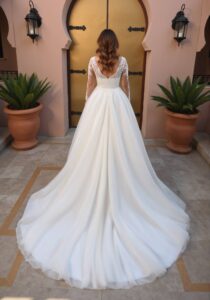 Robe de mariée Curvy Enivrée nouvelle collection 2025. Robe grandes tailles dentelle et tulle manches amovibles. Boutique mariage Paris RDV