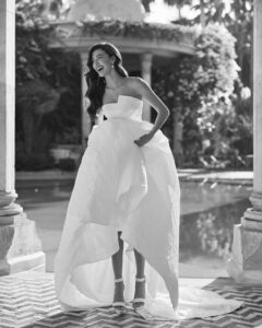 Robe de Mariée Azaly collection Adriana Alier 2026. Robe tissu brocart bustier asymétrique manches bouffantes. Essayer boutique mariage Paris