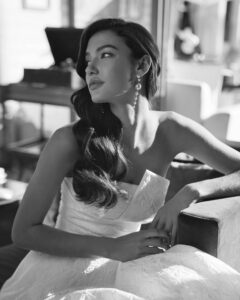 Robe de Mariée Azaly collection Adriana Alier 2026. Robe tissu brocart bustier asymétrique manches bouffantes. Essayer boutique mariage Paris