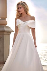 Robe de mariée Pia robe mariage sans dentelle chic sexy. Robe satin blanche ivoire. Epaules nues. Essayer boutique mariage Paris petit prix