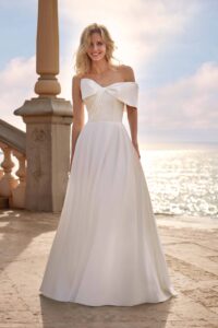 Robe de mariée Pia robe mariage sans dentelle chic sexy. Robe satin blanche ivoire. Epaules nues. Essayer boutique mariage Paris petit prix