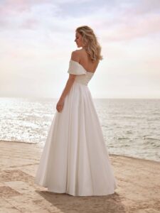 Robe de mariée Pia robe mariage sans dentelle chic sexy. Robe satin blanche ivoire. Epaules nues. Essayer boutique mariage Paris petit prix