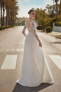 Robe de mariée Marina robe mariage romantique dentelle manches 3/4 blanc ivoire. col V Essayer boutique mariage Paris petit prix