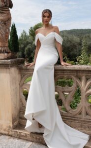 Robe de mariée Céleste. Robe glamour épaules dénudées satin près du corps et surjupe volume. Essayer boutique mariage Paris showroom RDV