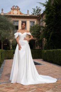 Robe de mariée Céleste. Robe glamour épaules dénudées satin près du corps et surjupe volume. Essayer boutique mariage Paris showroom RDV