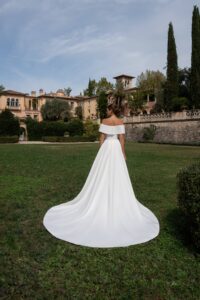 Robe de mariée Magic. Robe glamour épaules dénudées satin près du corps et surjupe volume. Essayer boutique mariage Paris showroom RDV