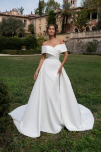 Robe de mariée Magic. Robe glamour épaules dénudées satin près du corps et surjupe volume. Essayer boutique mariage Paris showroom RDV