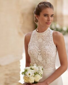 Robe de Mariée Hanely collection Alma Novia. Robe dentelle fluide col américain sans manches. Essayer boutique mariage showroom Paris