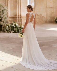 Robe de Mariée Hanely collection Alma Novia. Robe dentelle fluide col américain sans manches. Essayer boutique mariage showroom Paris