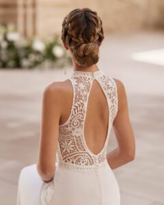 Robe de Mariée Hanely collection Alma Novia. Robe dentelle fluide col américain sans manches. Essayer boutique mariage showroom Paris