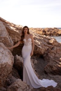 Robe de mariée Romance Suprême. Robe bustier dentelle sirène près du corps en crepe. Essayer boutique mariage Paris showroom RDV