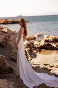 Robe de mariée Romance Suprême. Robe bustier dentelle sirène près du corps en crepe. Essayer boutique mariage Paris showroom RDV