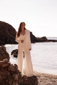 Combinaison de mariée Romance blanc. Tenue de mariée blanche simple chic bustier corset. Essayer boutique mariage Paris showroom RDV