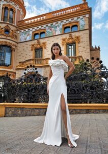 Robe de mariée Victoria sans dentelle chic sexy. Robe satin blanc ivoire. Epaules asymetriques volants. boutique mariage Paris petit prix