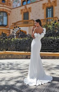 Robe de mariée Victoria sans dentelle chic sexy. Robe satin blanc ivoire. Epaules asymetriques volants. boutique mariage Paris petit prix