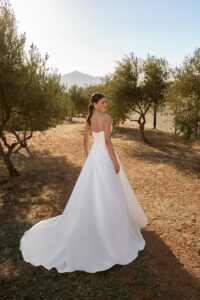 Robe de mariée Orphee sans dentelle satin simple bustier. Petit prix Boutique Mariage essayer Paris showroom rdv